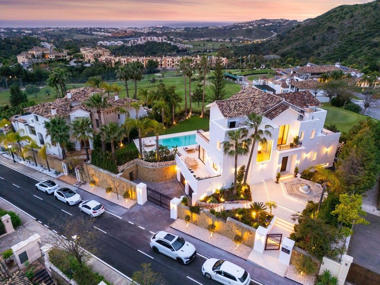 Villa for Sale in Los Arqueros, Malaga 6