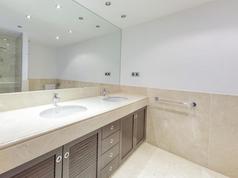 Apartment for Sale in Puerto Banús, Malaga 8