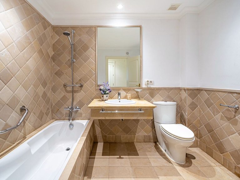 Apartment for Sale in El Paraiso, Malaga 14