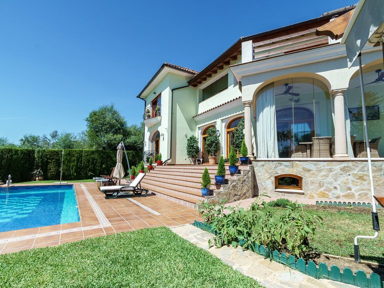 Villa for Sale in El Rosario, Malaga 34