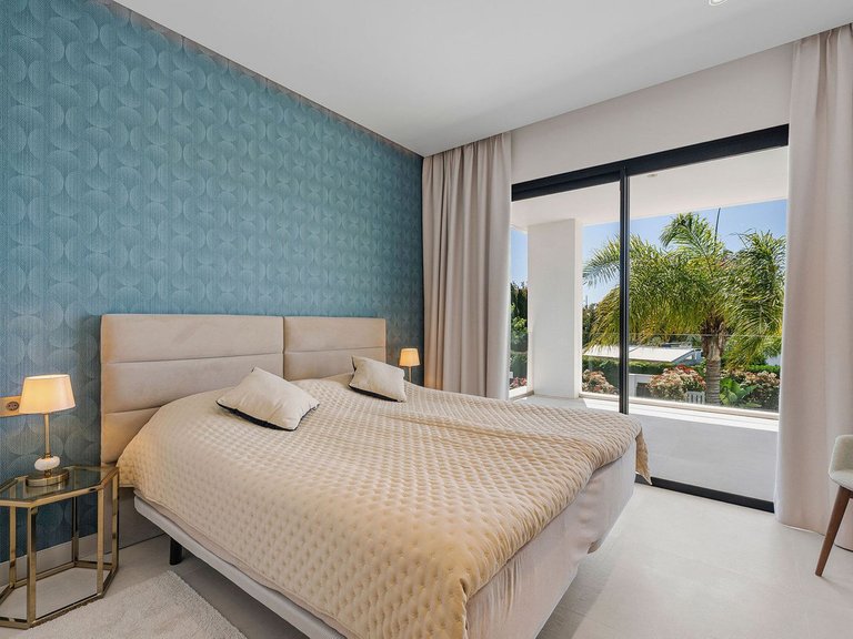 Villa for Sale in Nueva Andalucía, Malaga 28