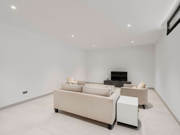 Villa for Sale in Nueva Andalucía, Malaga 30