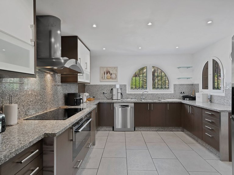 Villa for Sale in Hacienda Las Chapas, Malaga 16