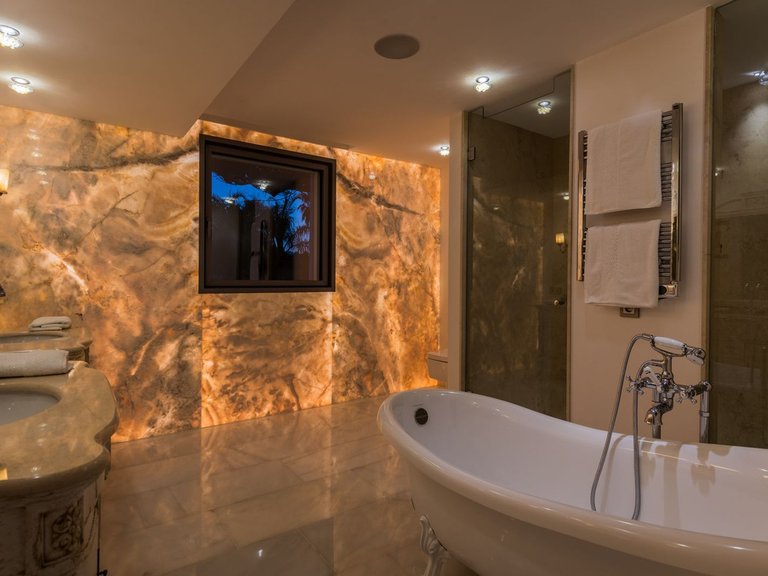 Villa for Sale in Nueva Andalucía, Malaga 18