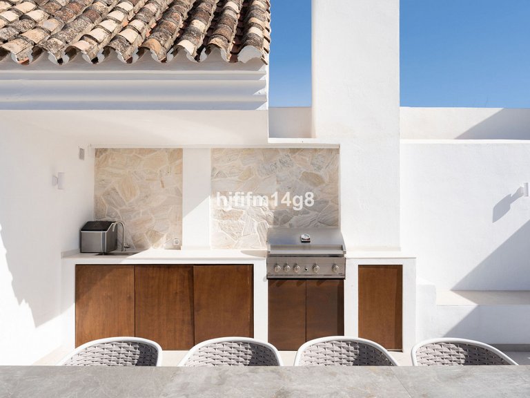 Apartment for Sale in Nueva Andalucía, Malaga 25