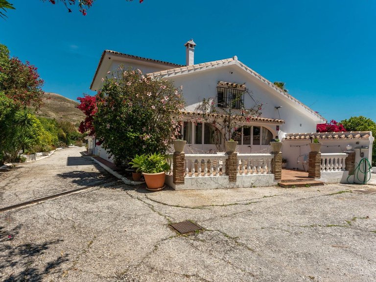 Villa for Sale in Alhaurín El Grande, Malaga 32