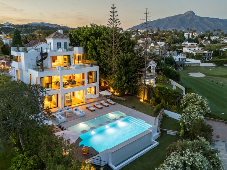 Villa for Sale in Costa del Sol Nueva Andalucía, Malaga 2