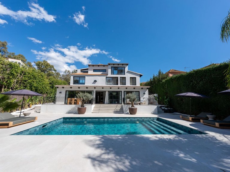 Villa for Sale in Nueva Andalucía, Malaga 1