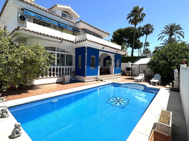 Villa for Sale in San Pedro De Alcántara, Malaga 1