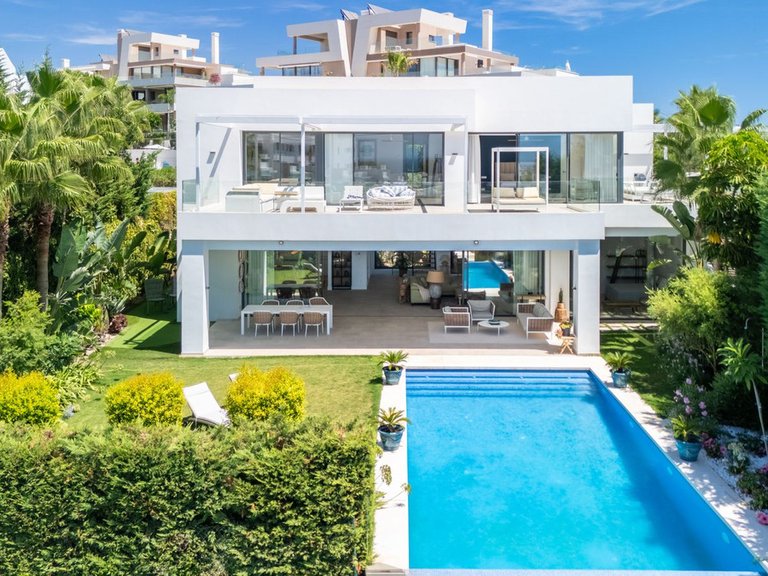Villa for Sale in Cabopino, Malaga 1