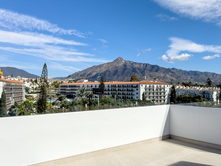 Apartment for Sale in Puerto Banús, Malaga 2