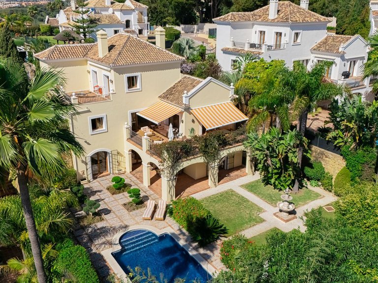Villa for Sale in El Paraiso, Malaga 1