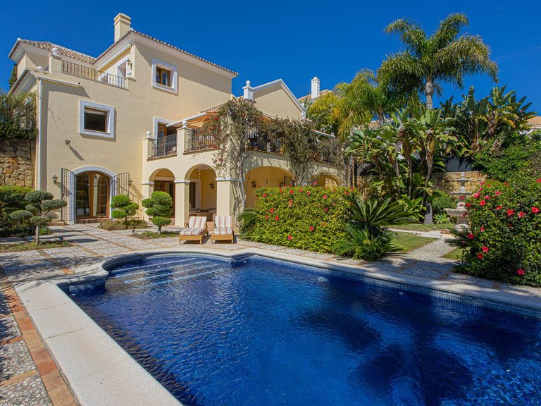 Villa for Sale in El Paraiso, Malaga 11