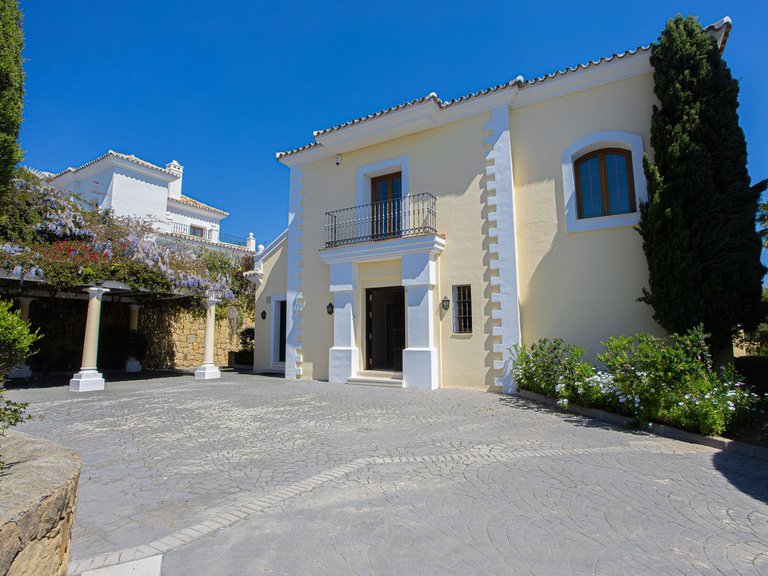 Villa for Sale in El Paraiso, Malaga 17