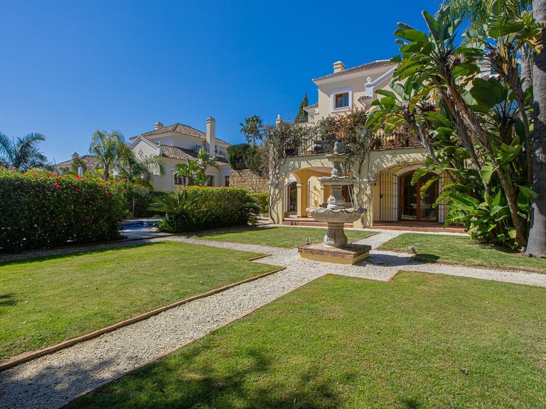 Villa for Sale in El Paraiso, Malaga 18