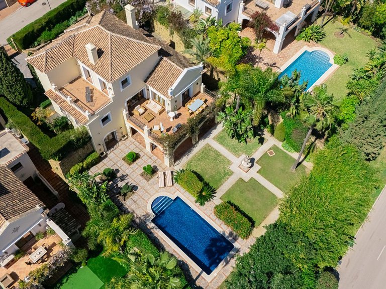 Villa for Sale in El Paraiso, Malaga 2