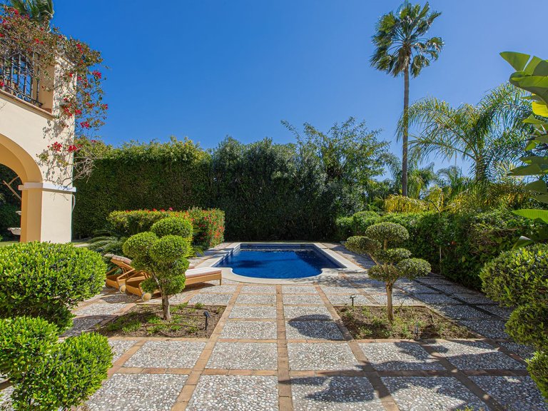 Villa for Sale in El Paraiso, Malaga 20