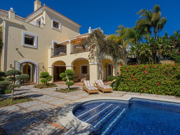 Villa for Sale in El Paraiso, Malaga 24