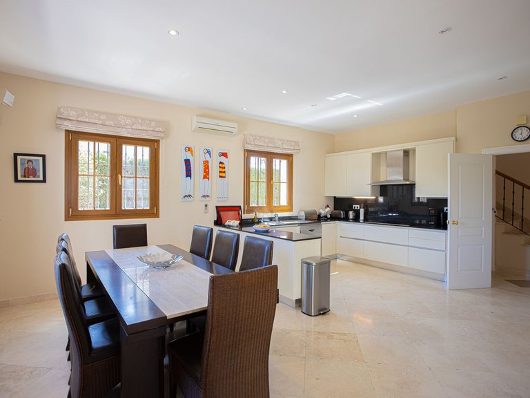 Villa for Sale in El Paraiso, Malaga 28