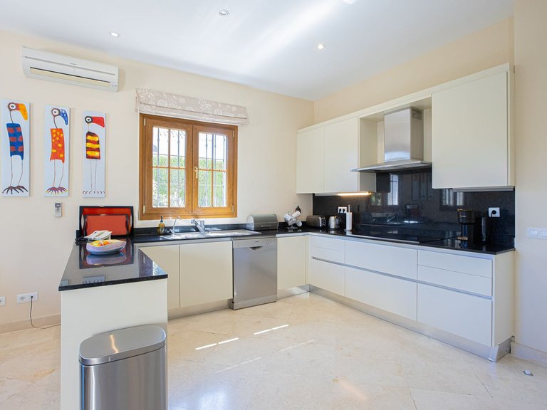 Villa for Sale in El Paraiso, Malaga 29