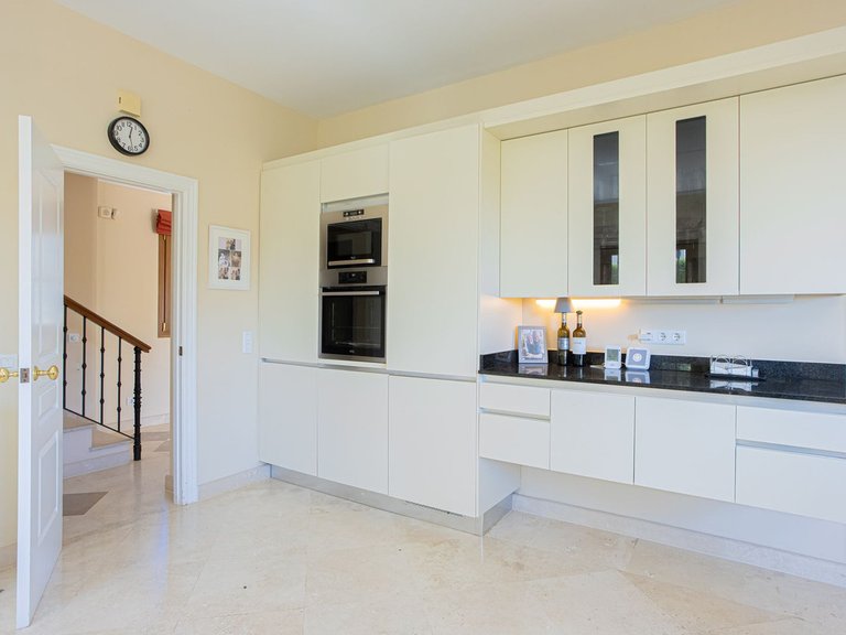 Villa for Sale in El Paraiso, Malaga 31