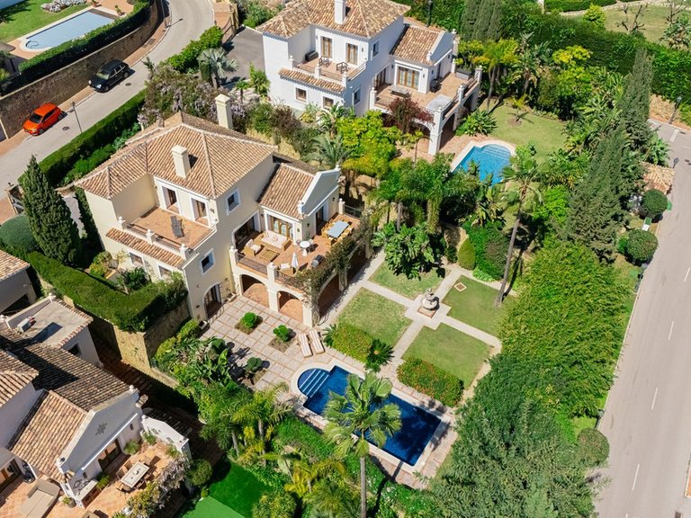 Villa for Sale in El Paraiso, Malaga 35