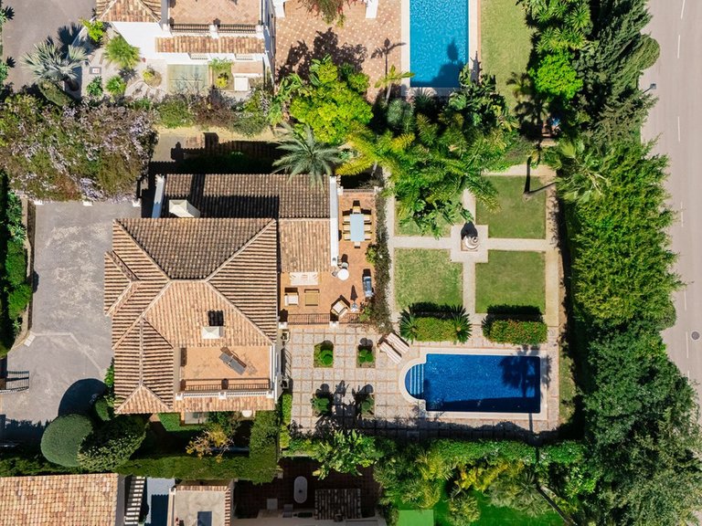 Villa for Sale in El Paraiso, Malaga 36