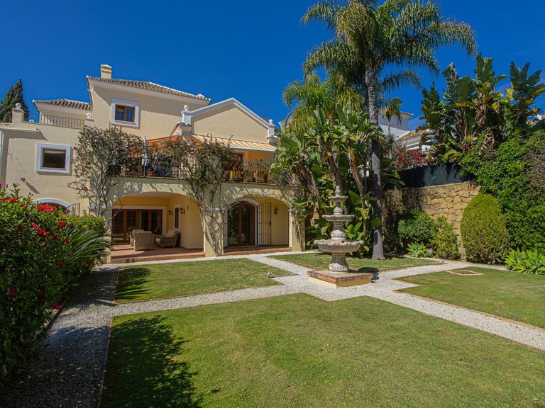 Villa for Sale in El Paraiso, Malaga 4