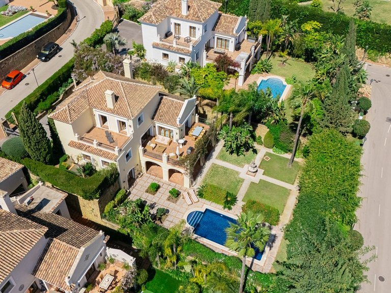 Villa for Sale in El Paraiso, Malaga 44