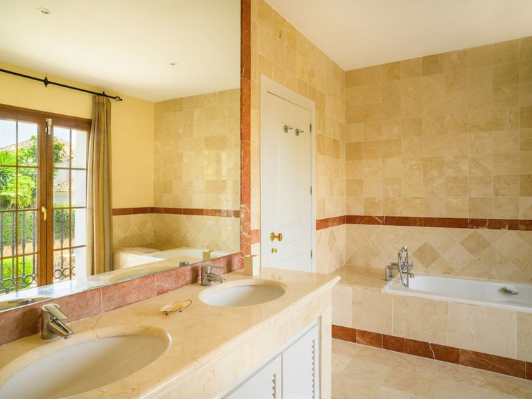 Villa for Sale in El Paraiso, Malaga 45