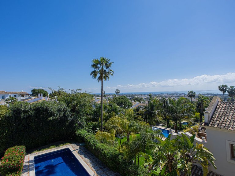 Villa for Sale in El Paraiso, Malaga 5