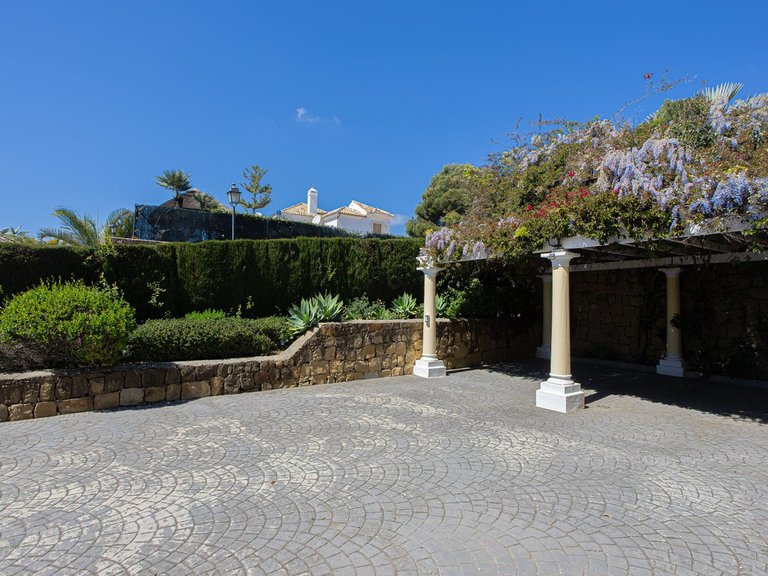 Villa for Sale in El Paraiso, Malaga 68