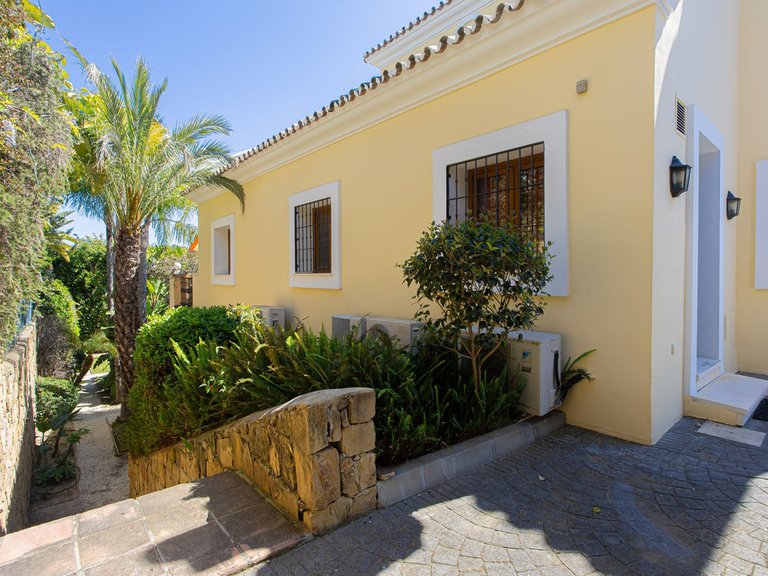 Villa for Sale in El Paraiso, Malaga 69