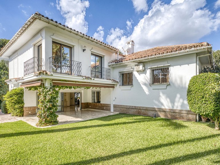 Villa for Sale in Los Monteros, Malaga 1