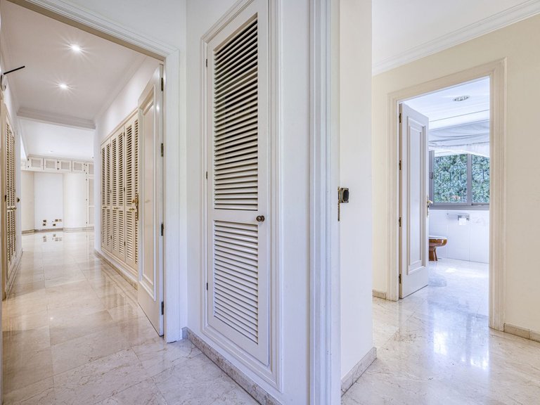 Villa for Sale in Los Monteros, Malaga 11