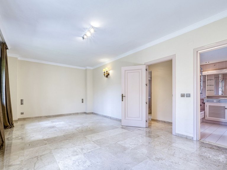 Villa for Sale in Los Monteros, Malaga 12