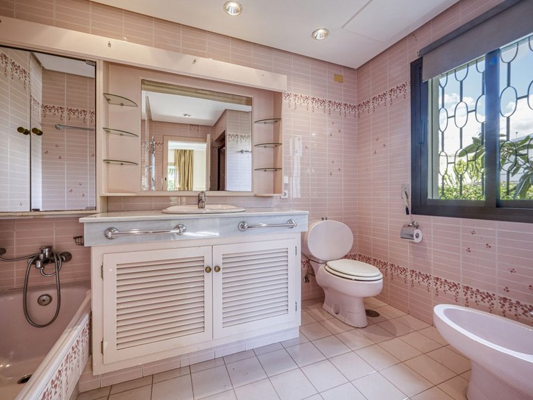 Villa for Sale in Los Monteros, Malaga 18