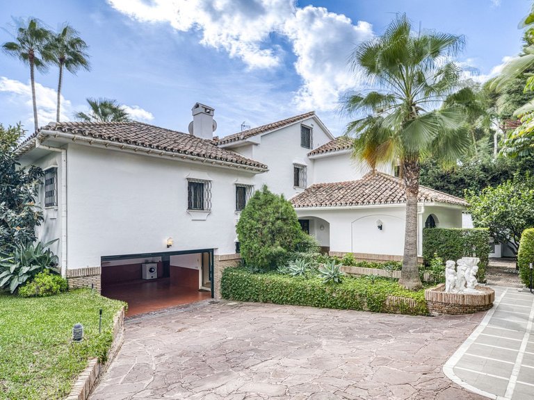 Villa for Sale in Los Monteros, Malaga 19