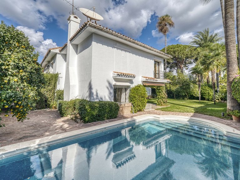 Villa for Sale in Los Monteros, Malaga 22