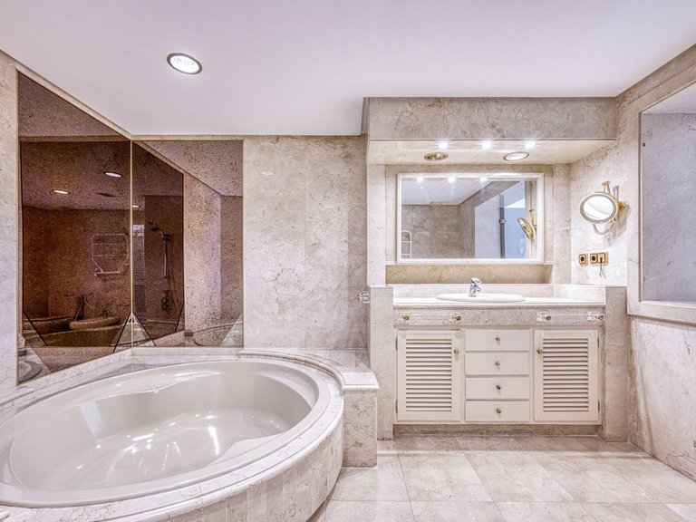 Villa for Sale in Los Monteros, Malaga 34