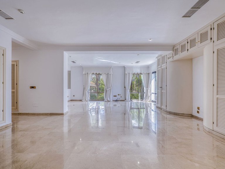 Villa for Sale in Los Monteros, Malaga 36
