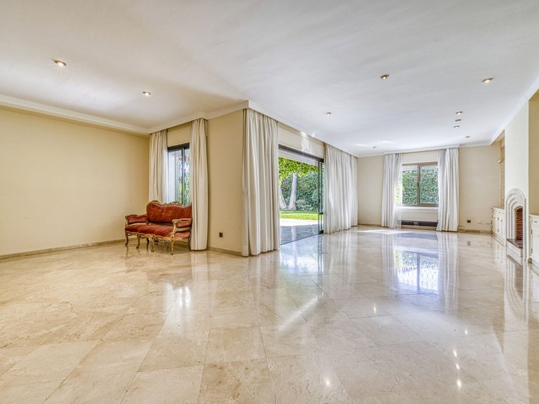 Villa for Sale in Los Monteros, Malaga 5