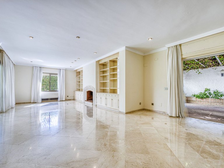Villa for Sale in Los Monteros, Malaga 6