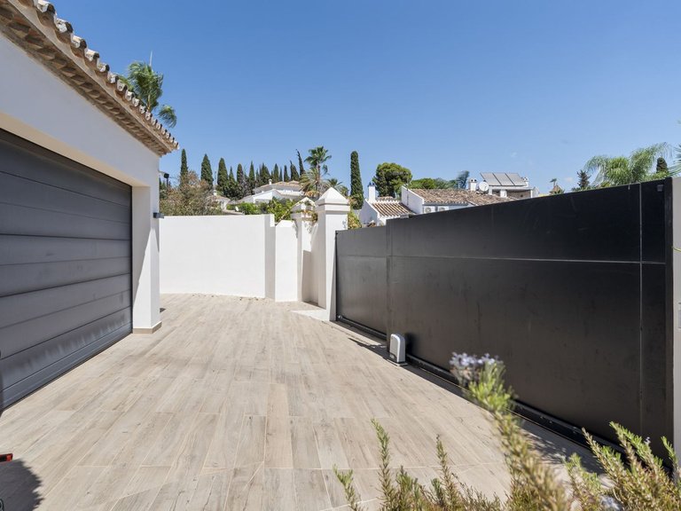 Villa for Sale in El Rosario, Malaga 31