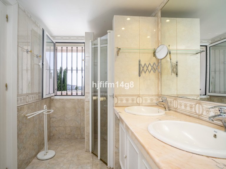 Villa for Sale in Nueva Andalucía, Malaga 15
