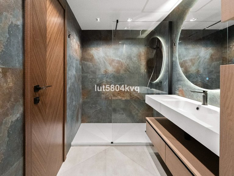 Apartment for Sale in The Golden Mile, Malaga 20