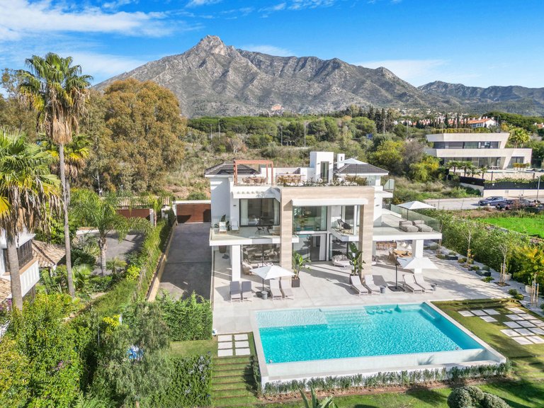 Villa for Sale in Costa del Sol The Golden Mile, Malaga 1