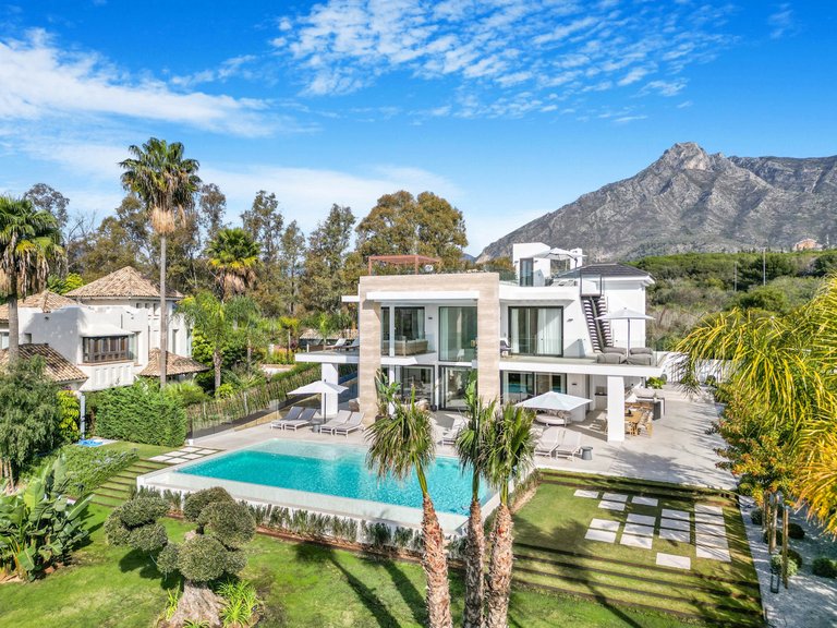 Villa for Sale in Costa del Sol The Golden Mile, Malaga 2