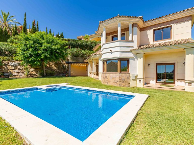 Villa for Sale in Los Arqueros, Malaga 1