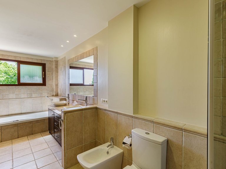 Villa for Sale in Los Arqueros, Malaga 10